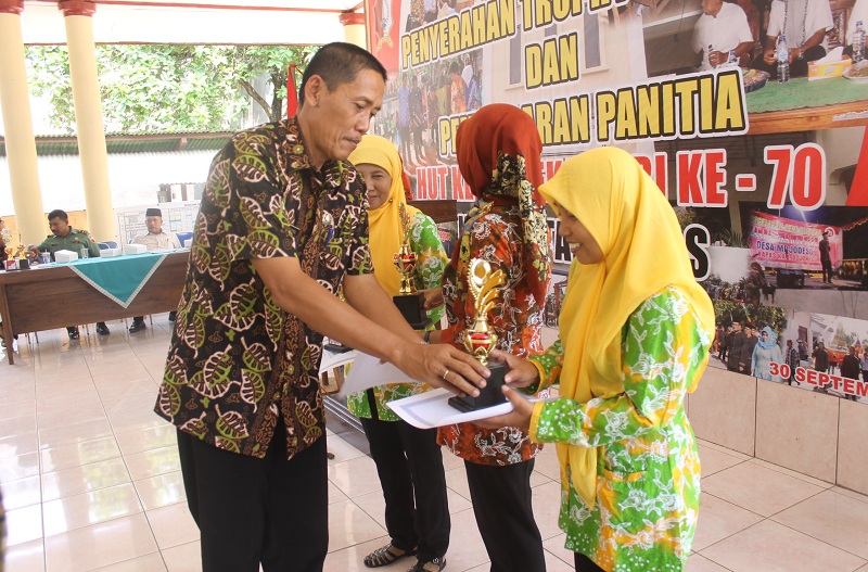 Penyerahan Trophy Lomba Agustusan