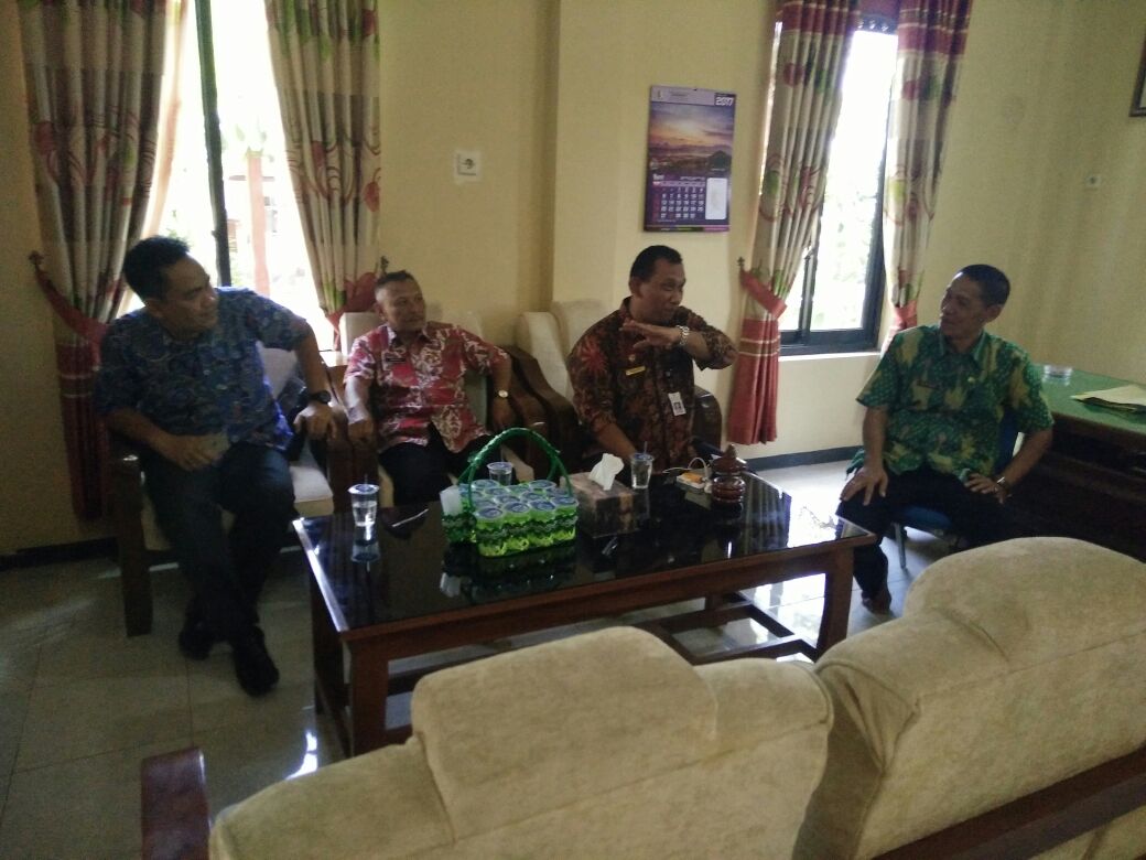 CAMAT SOREANG KABUPATEN BANDUNG MELIHAT PRAKTEK PELAYANAN ADUAN MASYARAKAT LEWAT E-LAPOR