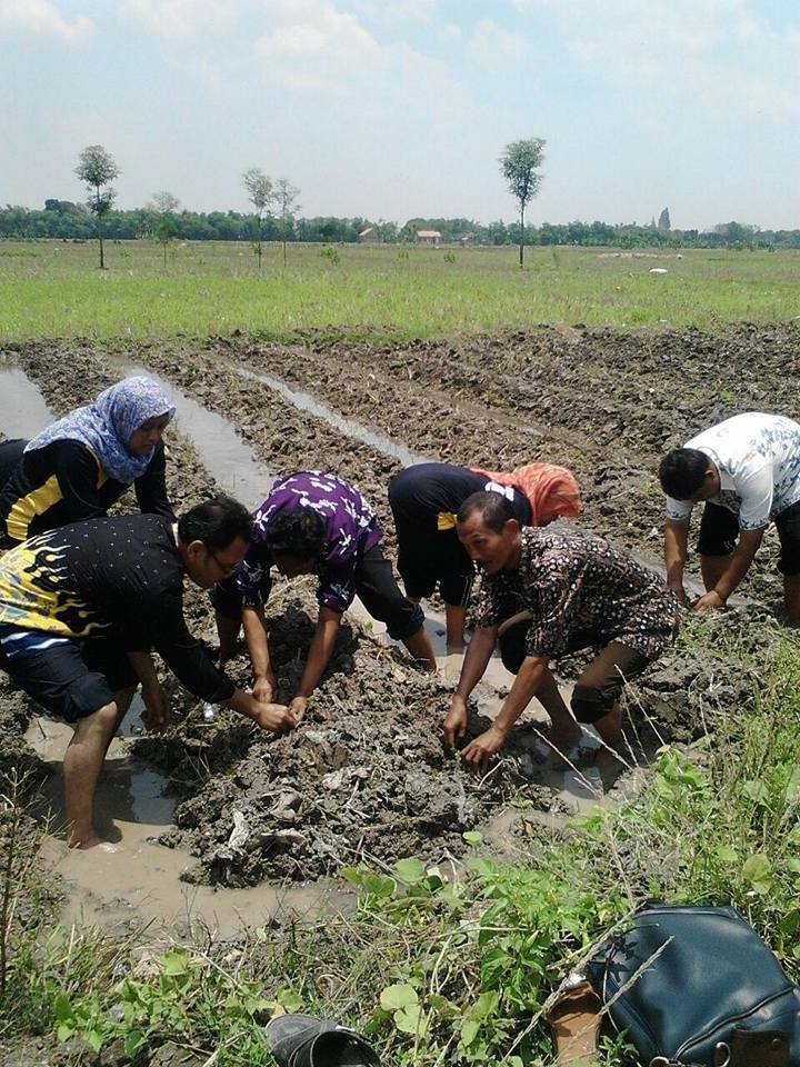 KLAMPOK, MENJAGA TRADISI MENGAMBIL INOVASI