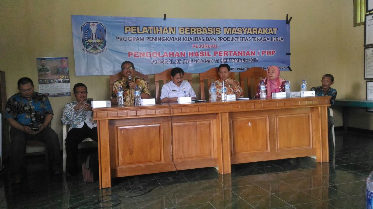 UPT PELATIHAN KERJA DISNAKER PROPINSI JATIM LATIH PENGOLAHAN KELOR PADA KELOMPOK WANITA TANI DI BOGO