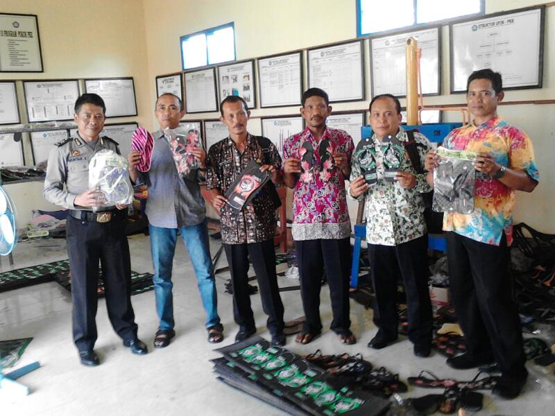 Produksi Sandal oleh BUMDes Desa Ngampel